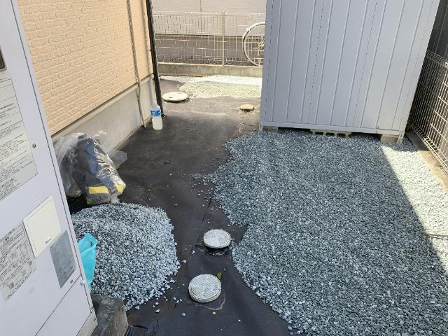 堺市の砂利敷き作業風景